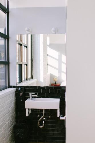 Habitación Doble con baño privado - 2 camas del hotel The Local -. Foto 4