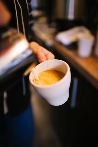Habitación Doble con baño privado - 2 camas del hotel The Local -. Foto 7