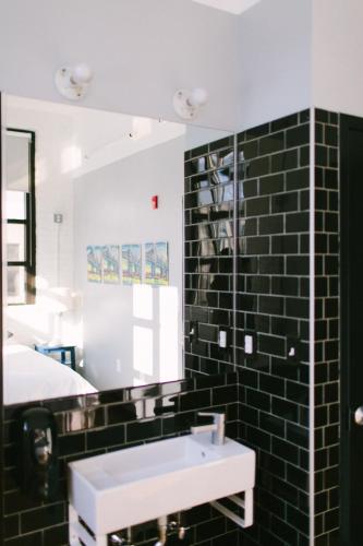 Habitación Doble con baño privado del hotel The Local -. Foto 10