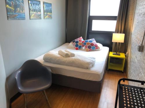 Habitación adaptada para personas con movilidad reducida - Cama grande del hotel The Local -. Foto 1