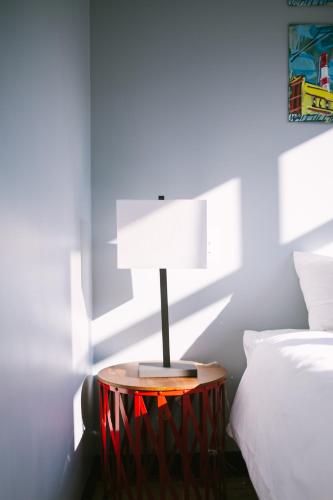 Habitación adaptada para personas con movilidad reducida - Cama grande del hotel The Local -. Foto 4