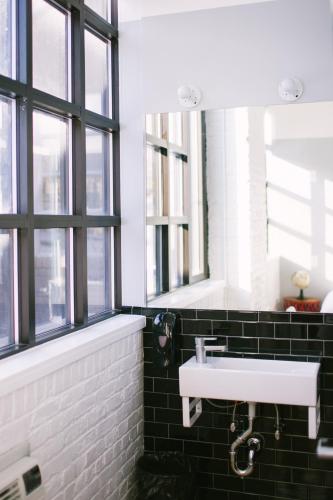 Cama en habitación compartida femenina de 4 camas con baño privado del hotel The Local -. Foto 4