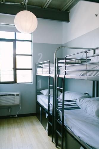 Cama en habitación compartida femenina de 4 camas con baño privado del hotel The Local -. Foto 9