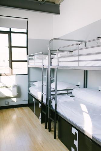 Cama en habitación compartida femenina de 4 camas con baño privado del hotel The Local -. Foto 10