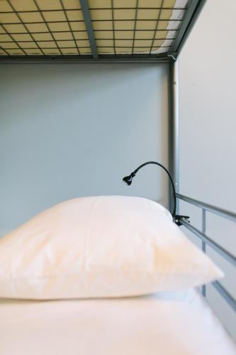 Cama en dormitorio masculino compartido de 4 camas con baño privado del hotel The Local -. Foto 5