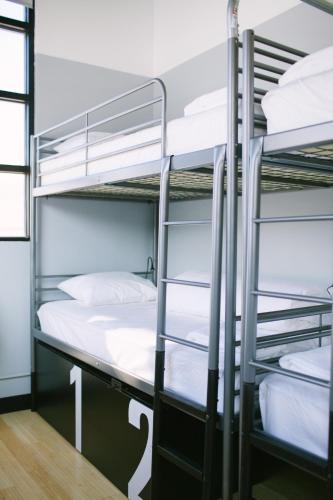 Cama en dormitorio masculino compartido de 4 camas con baño privado del hotel The Local -. Foto 11