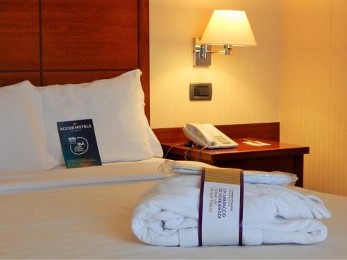 Habitación Doble Privilege con balcón del hotel Mercure Rome Leonardo Da Vinci Airport. Foto 3