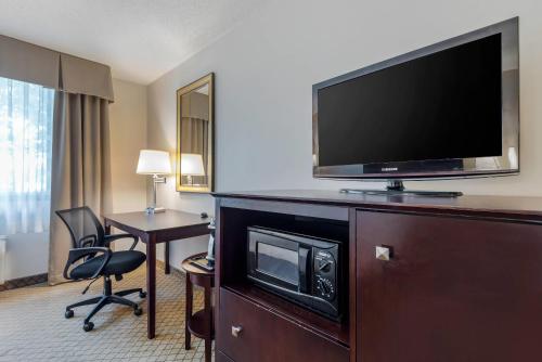 Habitación Doble adaptada para personas con movilidad reducida - 2 camas dobles - No fumadores del hotel Clarion Inn Elmira-Horseheads. Foto 2