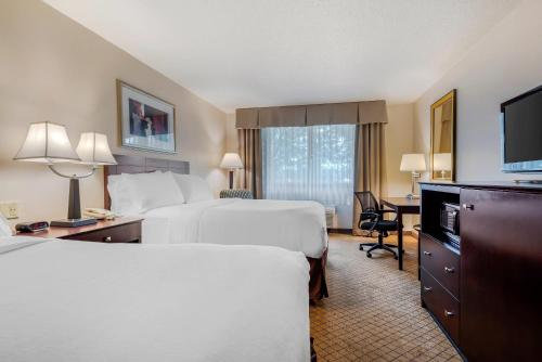 Habitación Doble Estándar para no fumadores - 2 camas dobles del hotel Clarion Inn Elmira-Horseheads. Foto 3