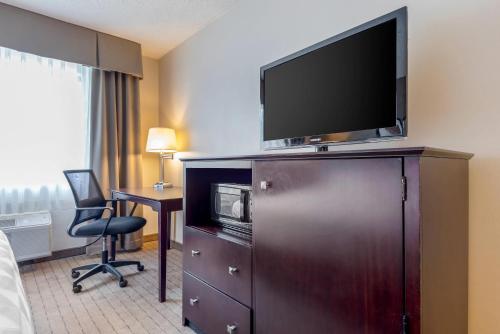 King Suite with Living Room - Accessible/Non Smoking del hotel Clarion Inn Elmira-Horseheads. Foto 1