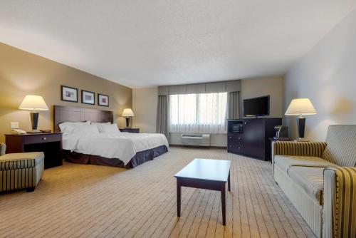 King Suite with Living Room - Accessible/Non Smoking del hotel Clarion Inn Elmira-Horseheads. Foto 5