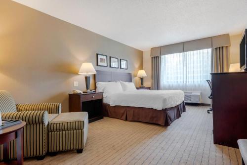 Standard King Room with Chair - Non Smoking del hotel Clarion Inn Elmira-Horseheads. Foto 2