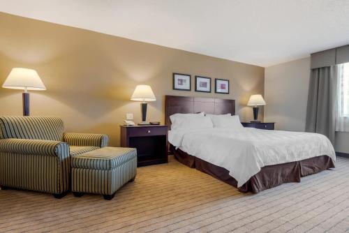 King Room with Chair - Accessible/Non Smoking del hotel Clarion Inn Elmira-Horseheads. Foto 4