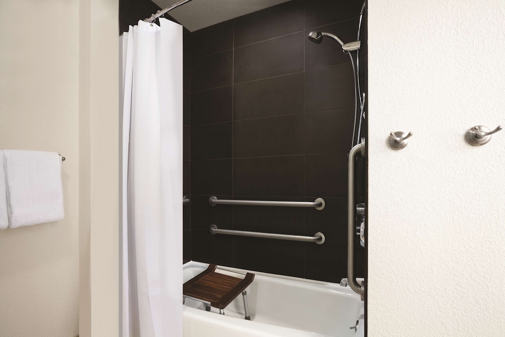 Suite de una habitación con cama Queen accesible con bañera del hotel Hyatt House Pleasant Hill. Foto 3