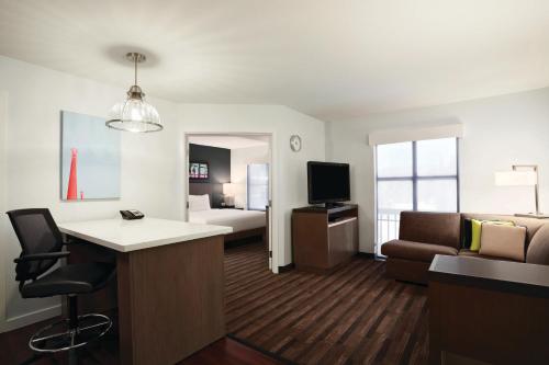 Suite de una habitación con 2 camas Queen del hotel Hyatt House Pleasant Hill. Foto 3