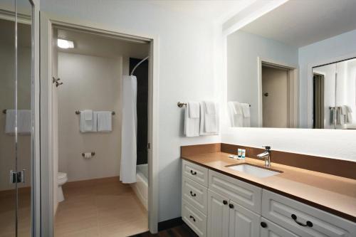 Suite de una habitación con 2 camas Queen del hotel Hyatt House Pleasant Hill. Foto 4