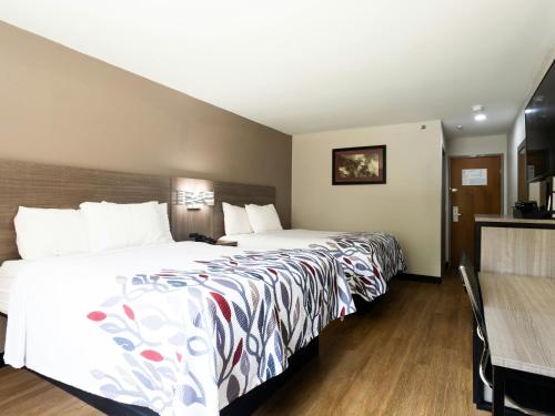 Habitación Deluxe con 2 camas dobles - Adaptada para personas con discapacidad - No fumadores del hotel Red Roof Inn Binghamton North. Foto 1