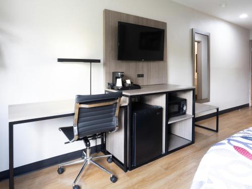 Habitación Deluxe con 2 camas dobles - Adaptada para personas con discapacidad - No fumadores del hotel Red Roof Inn Binghamton North. Foto 5