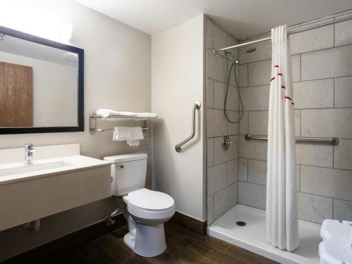 Habitación Deluxe con 2 camas dobles - Adaptada para personas con discapacidad - No fumadores del hotel Red Roof Inn Binghamton North. Foto 6