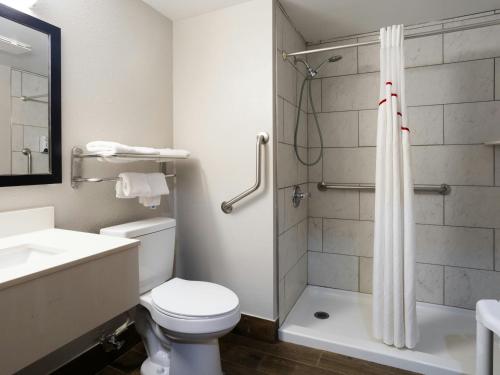 Habitación Deluxe con 2 camas dobles - Adaptada para personas con discapacidad - No fumadores del hotel Red Roof Inn Binghamton North. Foto 7