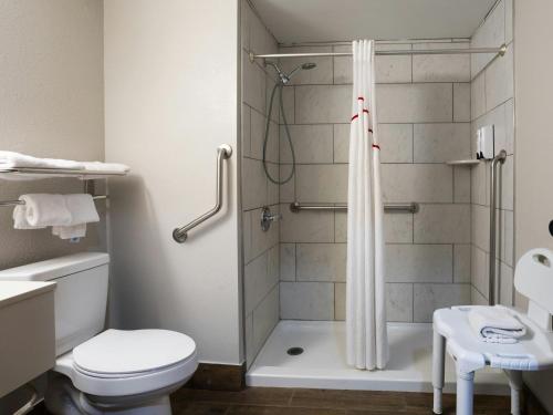 Habitación Deluxe con 2 camas dobles - Adaptada para personas con discapacidad - No fumadores del hotel Red Roof Inn Binghamton North. Foto 8