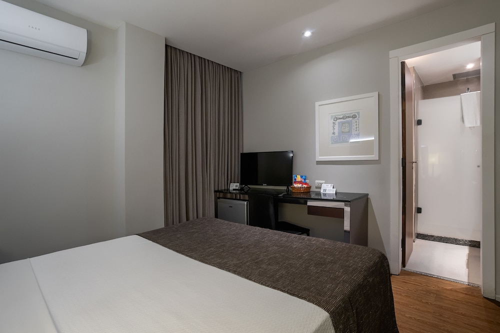 Habitación estándar doble, 1 cama de matrimonio del hotel Orla Copacabana. Foto 1