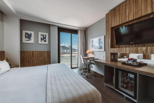 Apartamento con Vista Lateral al Mar del hotel Pestana Rio Atlantica. Foto 1