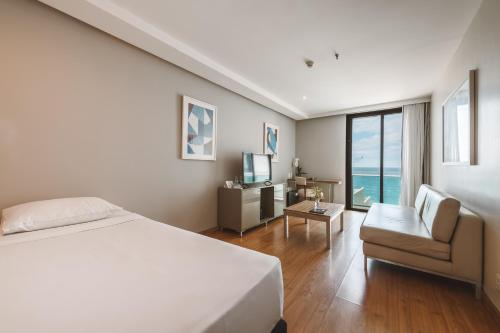 Suite con Vista Lateral al Mar del hotel Pestana Rio Atlantica. Foto 4