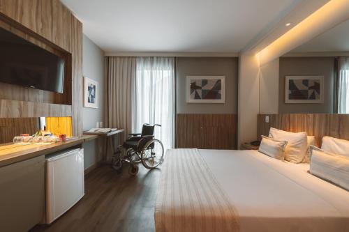 Habitación adaptada del hotel Pestana Rio Atlantica. Foto 2