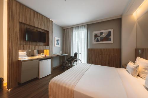 Habitación adaptada del hotel Pestana Rio Atlantica. Foto 4