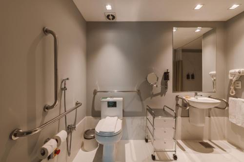 Habitación adaptada del hotel Pestana Rio Atlantica. Foto 5