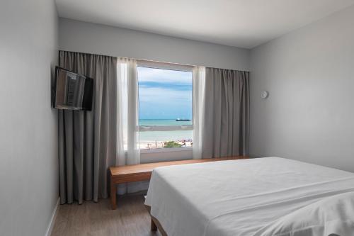 Habitación con cama extragrande y vistas al mar del hotel Praiano
