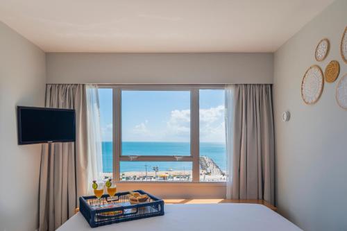 Habitación con cama extragrande y vistas al mar del hotel Praiano. Foto 2