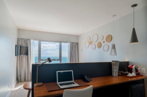 Habitación con cama extragrande y vistas al mar del hotel Praiano. Foto 4