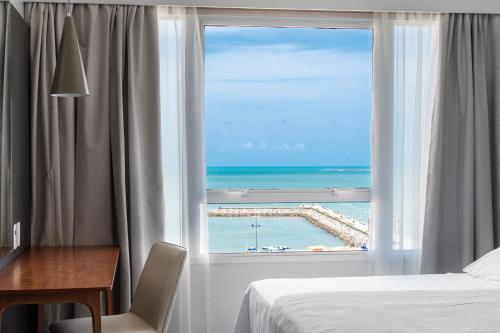 Habitación Triple Superior con vistas al mar del hotel Praiano. Foto 3