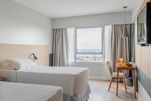 Habitación Triple Superior con 3 camas individuales y vistas al mar del hotel Praiano