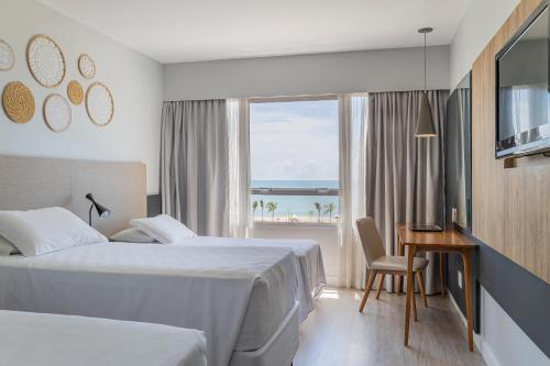 Habitación Triple Superior con 3 camas individuales y vistas al mar del hotel Praiano. Foto 4