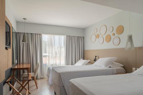 Habitación triple Superior Vista ciudad 3 camas individuales del hotel Praiano. Foto 3