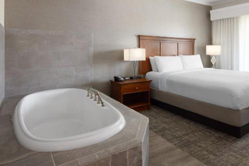 Suite de 1 dormitorio con bañera de hidromasaje del hotel Holiday Inn Resort Lake George - Adirondack Area, An Ihg. Foto 2