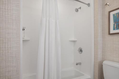 Suite con vistas al lago - 2 camas grandes del hotel Holiday Inn Resort Lake George - Adirondack Area, An Ihg. Foto 2