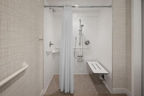 King Room with Pool View - Communications and Mobility Accessible del hotel Holiday Inn Resort Lake George - Adirondack Area, An Ihg