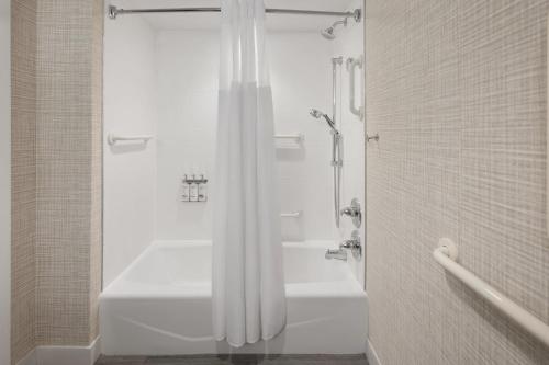 Habitación con bañera adaptada para personas con movilidad reducida - 2 camas grandes del hotel Holiday Inn Resort Lake George - Adirondack Area, An Ihg
