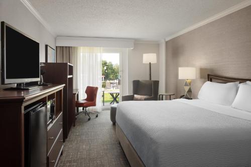 King Room with Pool View - Communications and Mobility Accessible del hotel Holiday Inn Resort Lake George - Adirondack Area, An Ihg