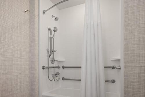 One - Bedroom Suite - Communications/Mobility Accessible with Tub del hotel Holiday Inn Resort Lake George - Adirondack Area, An Ihg. Foto 1