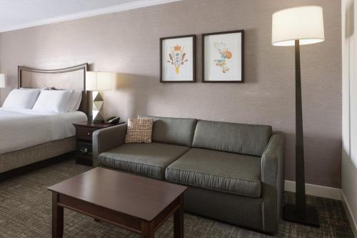 Habitación Doble Estándar con cama grande y sofá cama del hotel Holiday Inn Resort Lake George - Adirondack Area, An Ihg. Foto 2