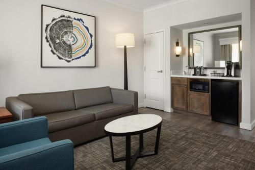 Suite adaptada para personas con discapacidad auditiva - Cama extragrande del hotel Holiday Inn Resort Lake George - Adirondack Area, An Ihg