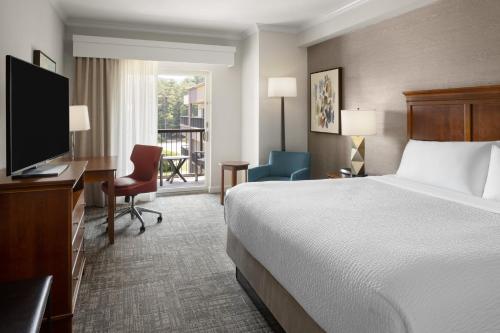 Suite adaptada para personas con discapacidad auditiva - Cama extragrande del hotel Holiday Inn Resort Lake George - Adirondack Area, An Ihg. Foto 1