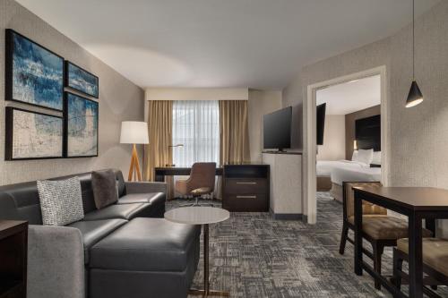 Suite de 1 dormitorio con cama queen y sofá cama del hotel Residence Inn Long Island Islip/Courthouse Complex
