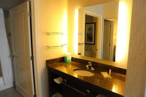 Estudio con cama extragrande, sofá cama y ducha a ras de suelo - Adaptado para personas con movilidad reducida del hotel Residence Inn Long Island Islip/Courthouse Complex. Foto 4