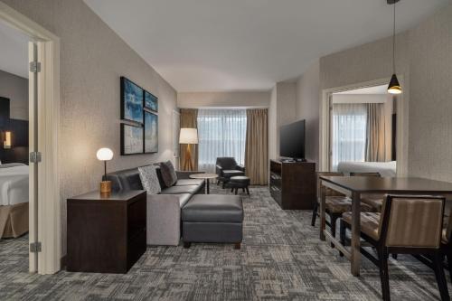 Suite de 2 dormitorios con ducha roll‑in - Accesible para movilidad reducida del hotel Residence Inn Long Island Islip/Courthouse Complex